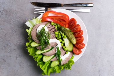 haşlanmış sebze domates salatalık marul bezelye mayonezli diliyle