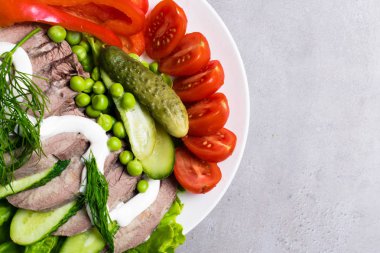 haşlanmış sebze domates salatalık marul bezelye mayonezli diliyle