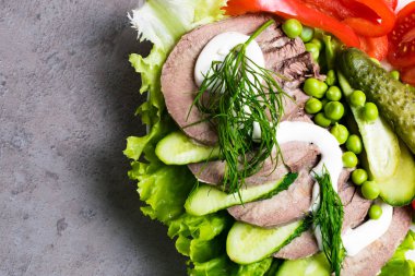 haşlanmış sebze domates salatalık marul bezelye mayonezli diliyle