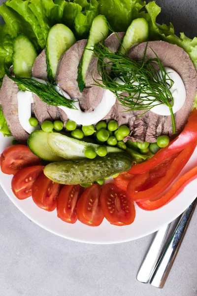 haşlanmış sebze domates salatalık marul bezelye mayonezli diliyle