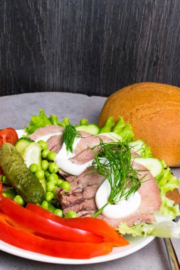 haşlanmış sebze domates biber salatalık marul bezelye mayonezli diliyle, gri tabloda ekmek