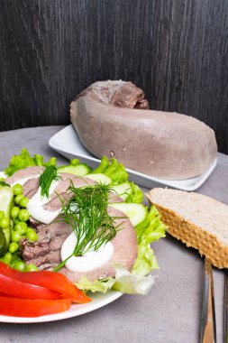 haşlanmış sebze domates biber salatalık marul bezelye mayonez ve ekmek beyaz tabakta diliyle