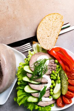 haşlanmış sebze domates biber salatalık marul bezelye mayonez ve ekmek beyaz tabakta diliyle