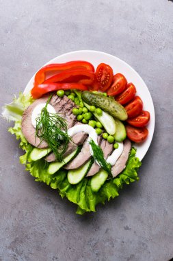 haşlanmış sebze domates biber salatalık marul bezelye mayonezli diliyle