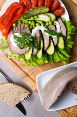 haşlanmış sebze domates biber salatalık marul bezelye ile ahşap tahta mayonezli diliyle