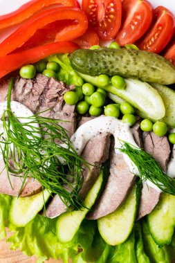 haşlanmış sebze domates biber salatalık marul bezelye ile ahşap tahta mayonezli diliyle