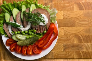 haşlanmış sebze domates biber salatalık marul bezelye ile ahşap tahta mayonezli diliyle