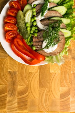 haşlanmış sebze domates biber salatalık marul bezelye ile ahşap tahta mayonezli diliyle