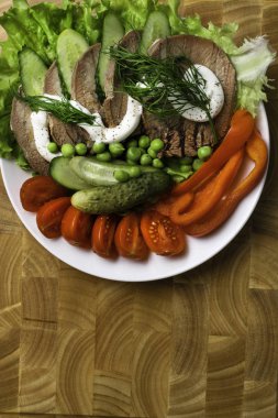 haşlanmış sebze domates biber salatalık marul bezelye ile ahşap tahta mayonezli diliyle