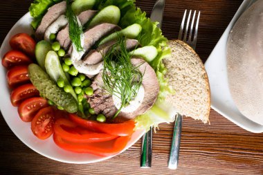 marul bezelye ahşap masanın üzerine mayonezli sebze domates biber salatalık ile haşlanmış dilim dilim ekmek