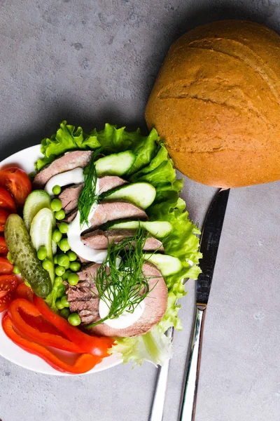 haşlanmış sebze domates biber salatalık marul bezelye mayonezli diliyle, gri tabloda ekmek