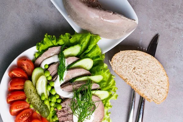 haşlanmış sebze domates biber salatalık marul bezelye mayonez ve ekmek beyaz tabakta diliyle