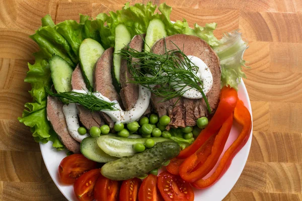 haşlanmış sebze domates biber salatalık marul bezelye ile ahşap tahta mayonezli diliyle