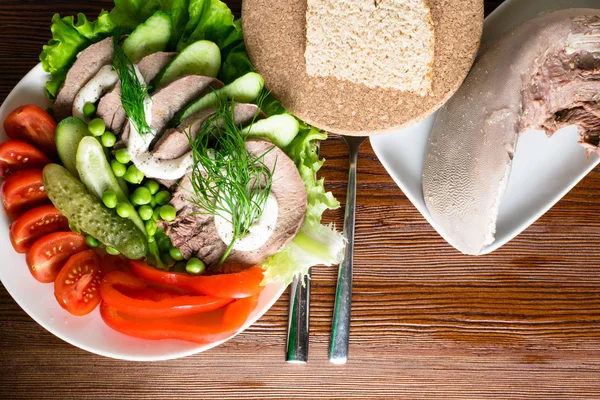 marul bezelye ahşap masanın üzerine mayonezli sebze domates biber salatalık ile haşlanmış dilim dilim ekmek