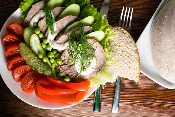 marul bezelye ahşap masanın üzerine mayonezli sebze domates biber salatalık ile haşlanmış dilim dilim ekmek