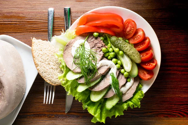 marul bezelye ahşap masanın üzerine mayonezli sebze domates biber salatalık ile haşlanmış dilim dilim ekmek