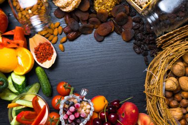 Sağlıklı gıda arka plan. Koleksiyonu farklı meyveler, meyveler ve Sebzeler Vejetaryen Sağlıklı atıştırmalıklar ile