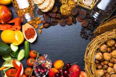 Sağlıklı gıda arka plan. Koleksiyonu farklı meyveler, meyveler ve Sebzeler Vejetaryen Sağlıklı atıştırmalıklar ile