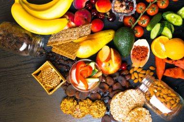 Sağlıklı gıda arka plan. Koleksiyonu farklı meyve, çilek, tatlım sebze vejetaryen sağlıklı atıştırmalıklar ile