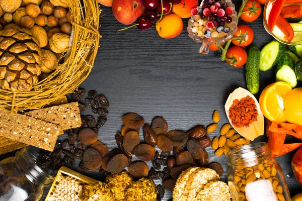 Sağlıklı gıda arka plan. Koleksiyonu farklı meyveler, meyveler ve Sebzeler Vejetaryen Sağlıklı atıştırmalıklar ile