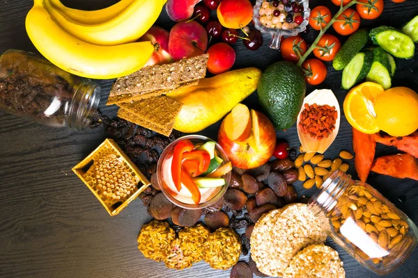 Sağlıklı gıda arka plan. Koleksiyonu farklı meyve, çilek, tatlım sebze vejetaryen sağlıklı atıştırmalıklar ile