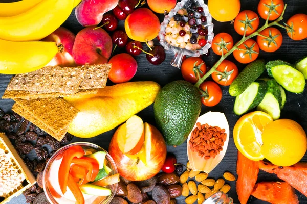 Sağlıklı gıda arka plan. Koleksiyonu farklı meyve, çilek, tatlım sebze vejetaryen sağlıklı atıştırmalıklar ile
