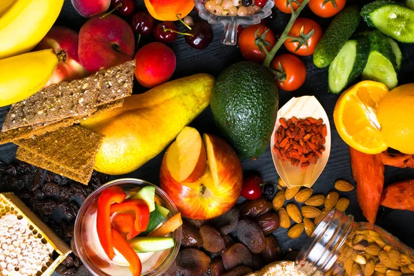 Sağlıklı gıda arka plan. Koleksiyonu farklı meyve, çilek, tatlım sebze vejetaryen sağlıklı atıştırmalıklar ile