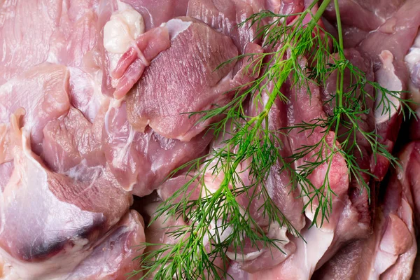 Carne de pavo crudo o filetes de pollo sobre tabla de cortar gris —  Fotos de Stock