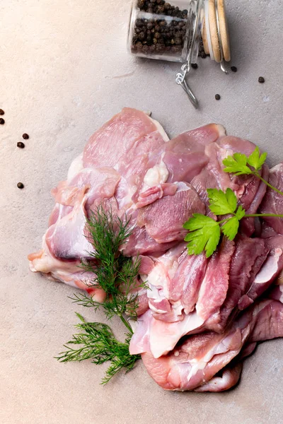 Carne crua de peru ou filetes de frango em placa de corte cinza com endro e alface — Fotografia de Stock