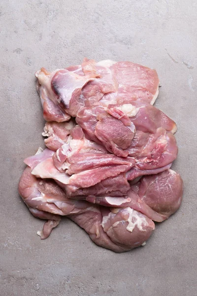 Rohe Puten- oder Hühnerfilets Fleisch auf grauem Schneidebrett — Stockfoto