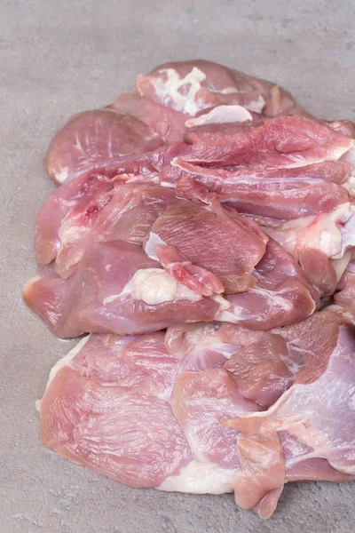 Carne de pavo crudo o filetes de pollo sobre tabla de cortar gris —  Fotos de Stock