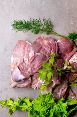 çiğ hindi veya tavuk fileto et dereotu ile gri kesme tahtası üzerinde