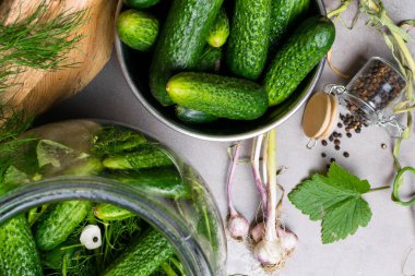 Gri tablo-salatalık, sarımsak, dereotu tohumu, biber, baharat ve baharat olarak korunması için malzemeler