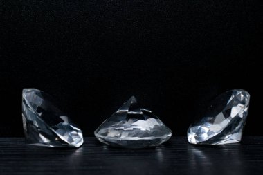 izole lüks bir siyah arka plan üzerine parlak