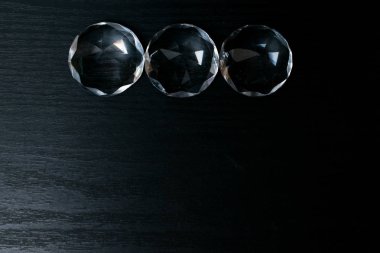 izole lüks bir siyah arka plan üzerine parlak