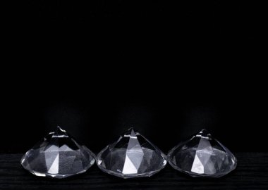 izole lüks bir siyah arka plan üzerine parlak