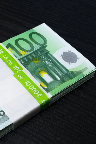 100 Euro Pila Dinero Aislado Sobre Fondo Negro — Foto de Stock