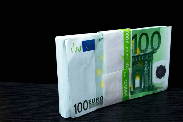 Siyah Arka Plan Üzerine Izole 100 Euro Para Yığını — Stok fotoğraf