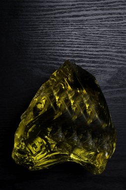 Sarı taş. Amber siyah bir arka plan güzel büyük parçası. Güneş taşı. Taşlaşmış reçine takı için doğal kristal malzemedir. Vintage