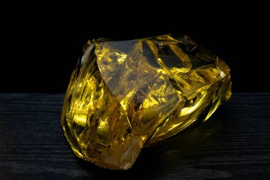 Amber siyah bir arka plan güzel büyük parçası. Güneş taşı. Taşlaşmış reçine takı için doğal kristal malzemedir. Antika mücevher