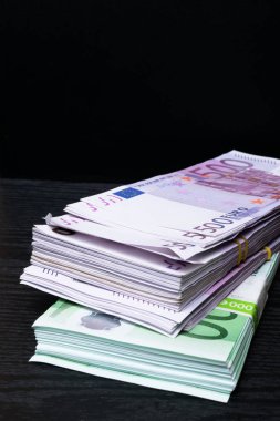 Siyah arka plan üzerine izole Euro para yığını