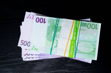 Siyah arka plan üzerine izole Euro para yığını