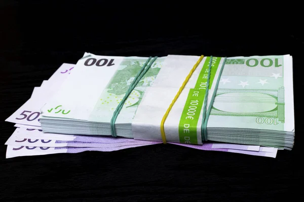 Euro Geld Stapel Geïsoleerd Zwarte Achtergrond — Stockfoto