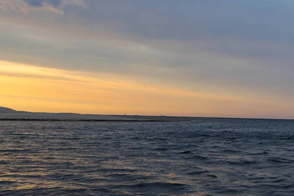 Messze Horgászat Hajóval Sziluettje Balti Tenger Horizont Arany Naplemente Repülő — Stock Fotó