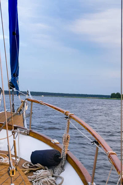 Deniz harika bir manzara. Yatlar görüntülemek