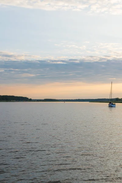 Mooie Witte Jacht Zee Blauwe Hemel Bos Achtergrond — Stockfoto