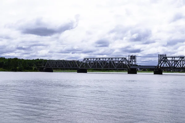 Brücke Auf Betonpfeilern Über Den Fluss Metallbrücke Über Den Fluss — kostenloses Stockfoto