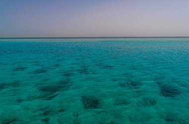 Mısır ve ıssız sahil Kızıldeniz mavi su