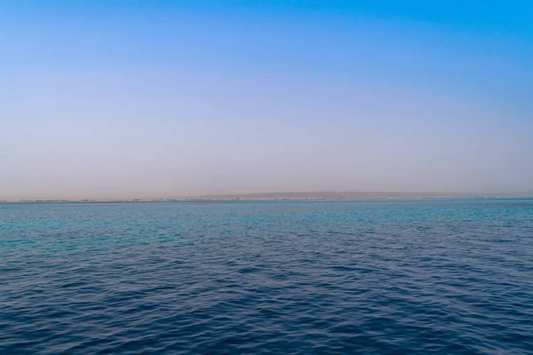 Rode Zee Blauwe Water Van Egypte Verlaten Kust Weg — Gratis stockfoto