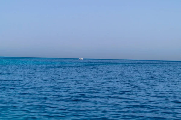 Kızıldeniz Mavi Mısır Issız Sahil Gemi Uzak — Stok fotoğraf